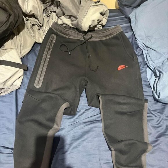 New season nike tech pants - Picture 2 of 4